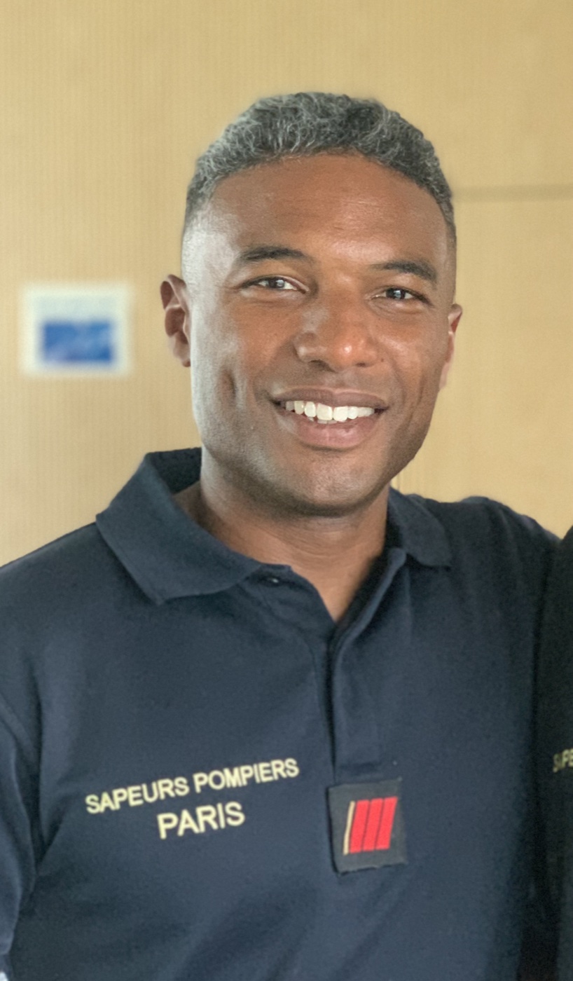 Brice Dejean en uniforme de cérémonie de la Brigade des Sapeurs-Pompiers de Paris